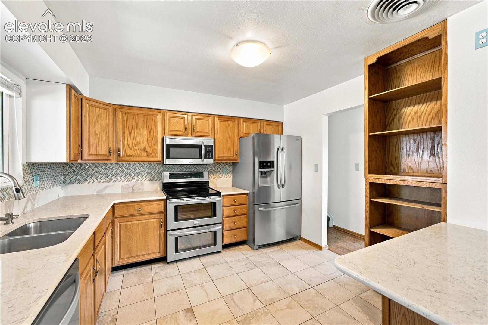 Listing photo 14 for 540 Starlite Drive