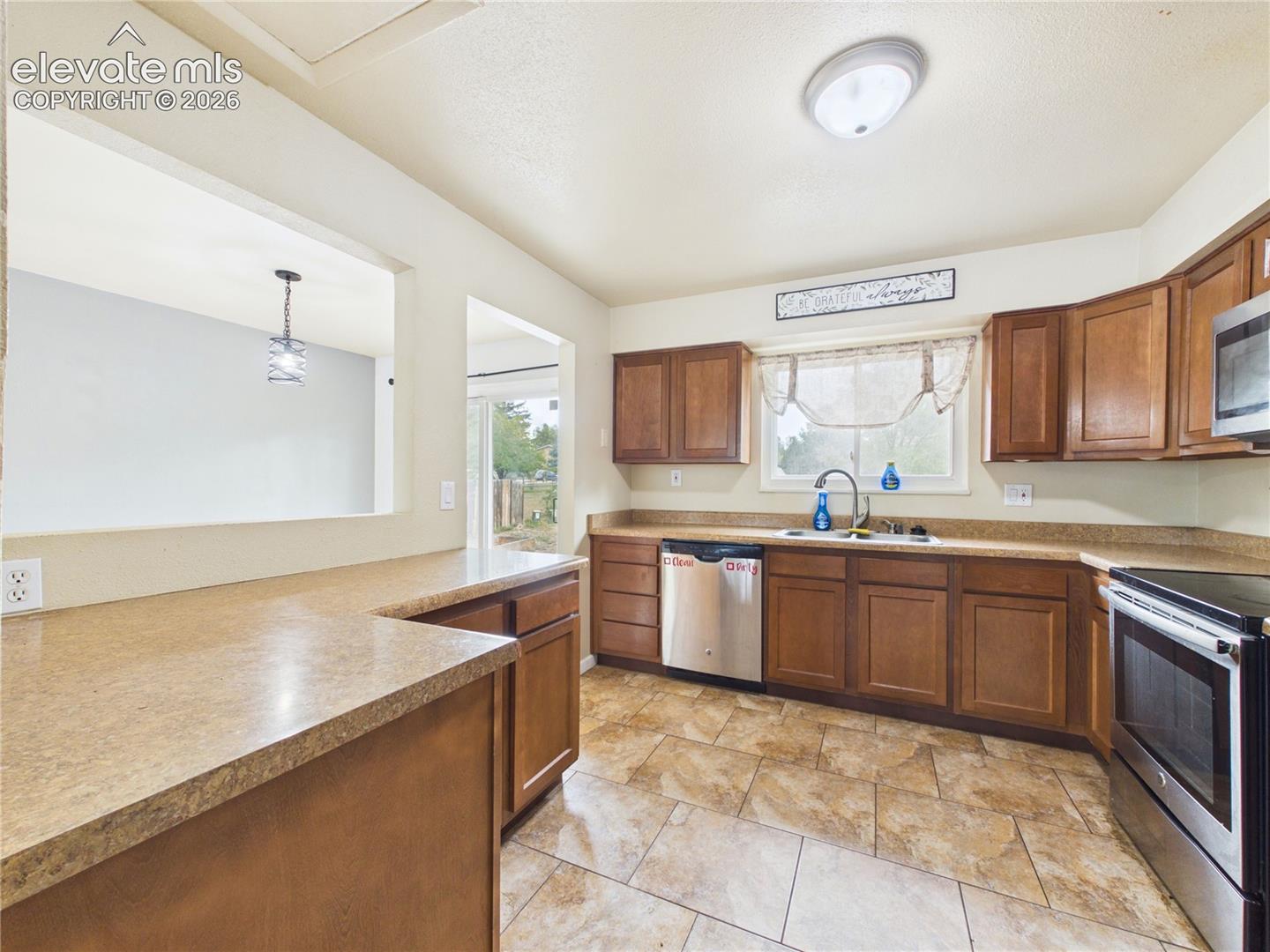 Listing photo 10 for 1945 Mineola Street