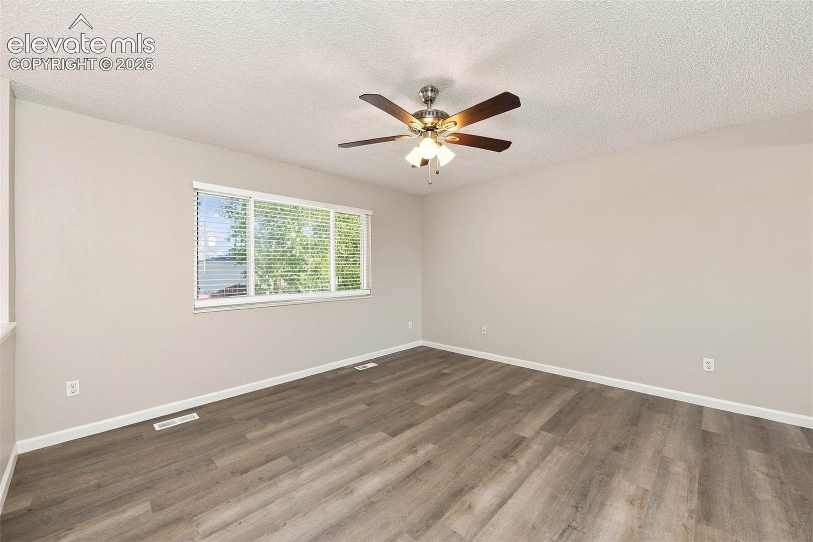 Listing photo 6 for 4937 Dewar Drive