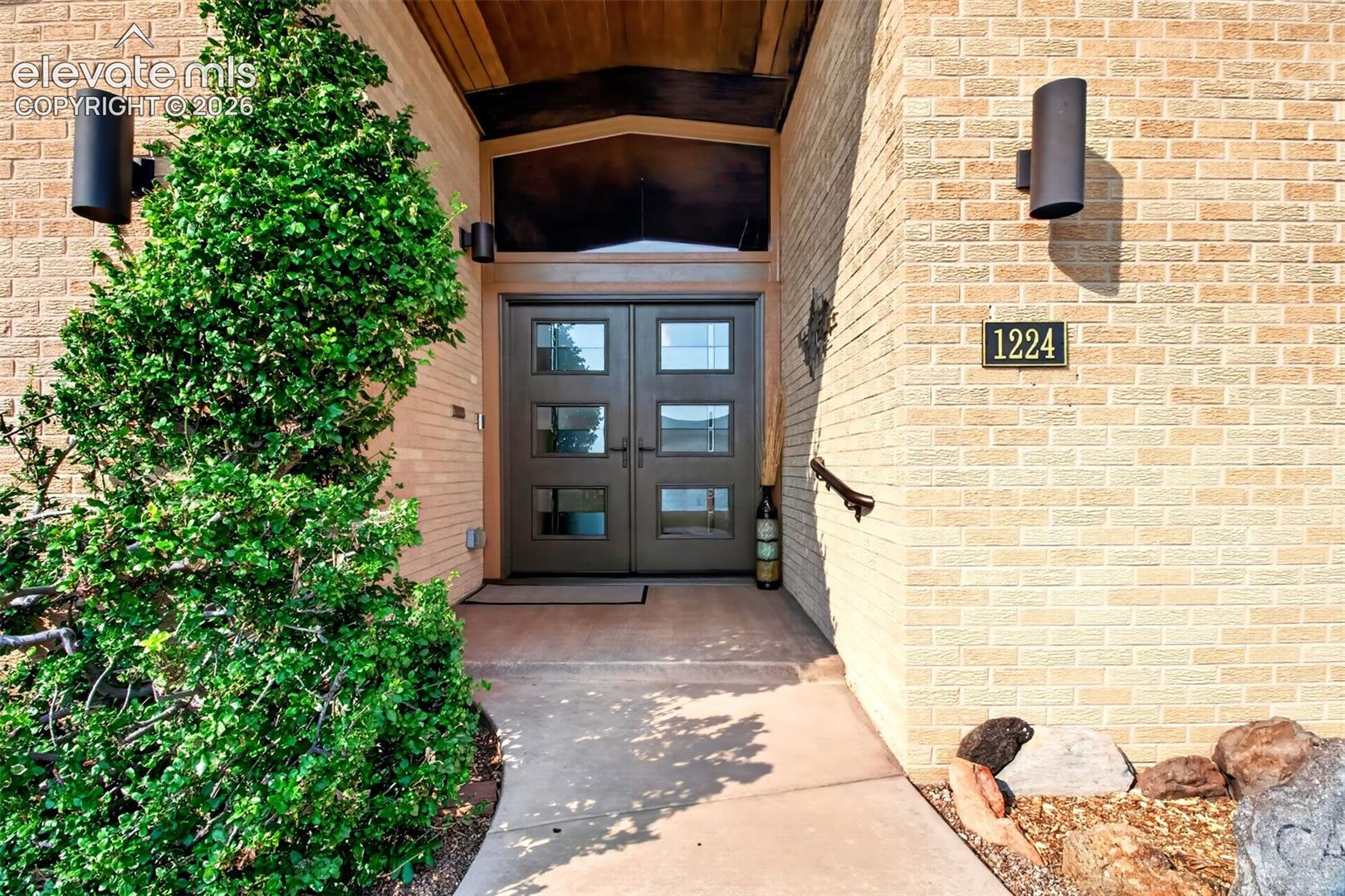 Listing photo 5 for 1224 E High Point Lane