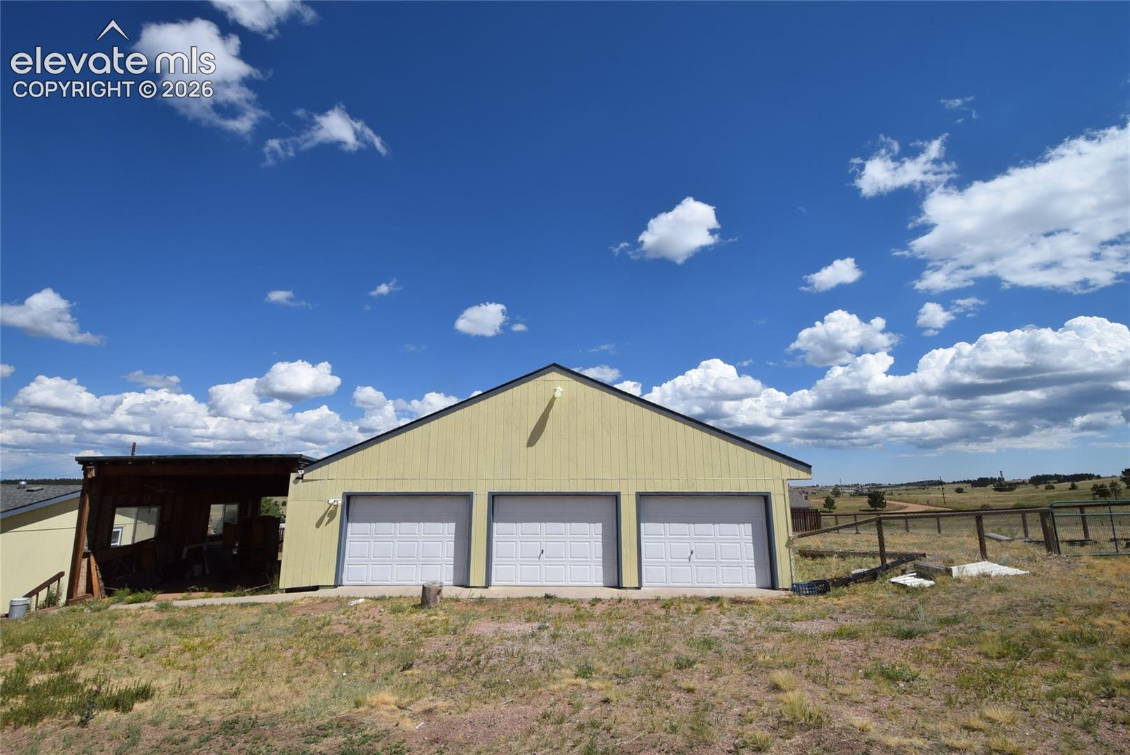 Listing photo 3 for 877 Maid Marian Drive