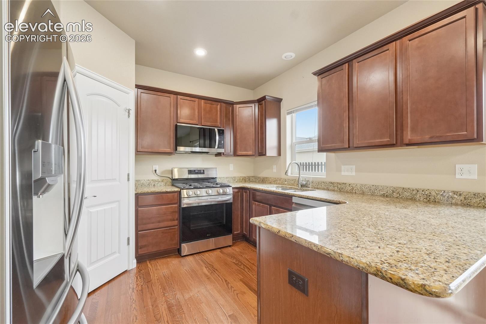 Listing photo 2 for 11528 Louvre Point