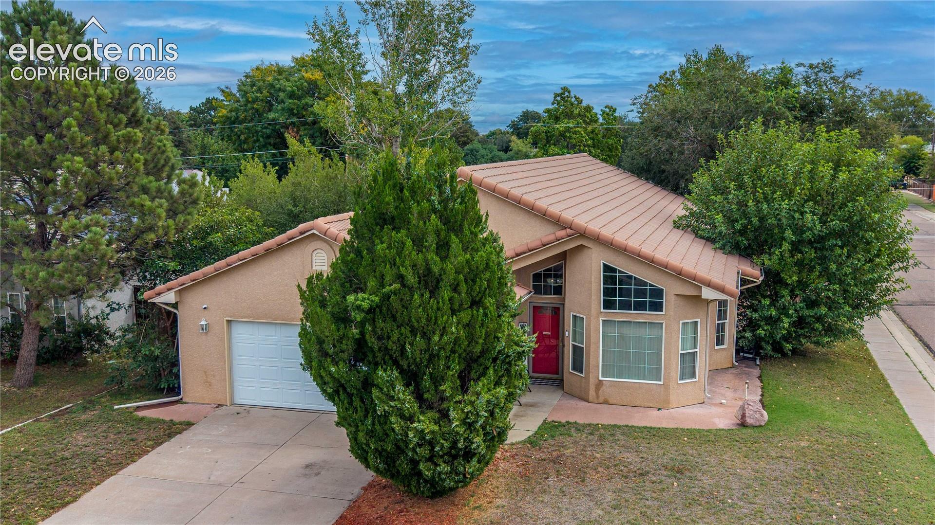 Listing photo 2 for 938 Cedarcrest Drive