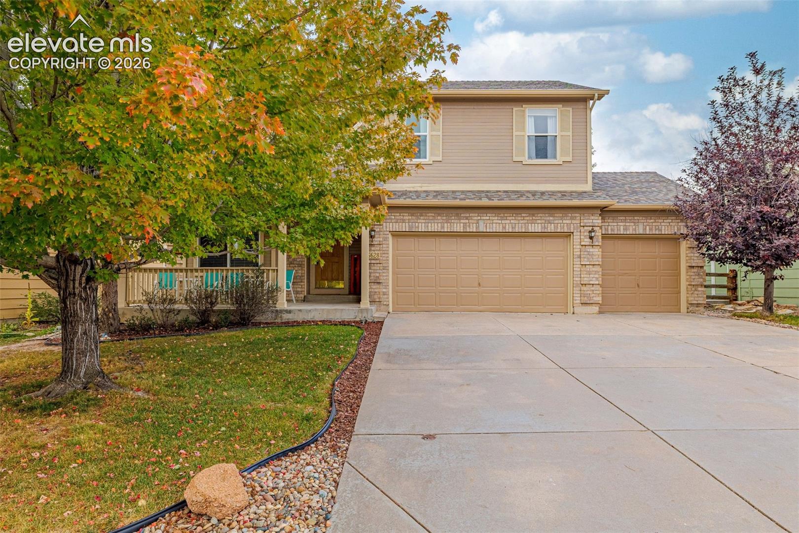 Listing photo 2 for 15628 Dawson Creek Drive