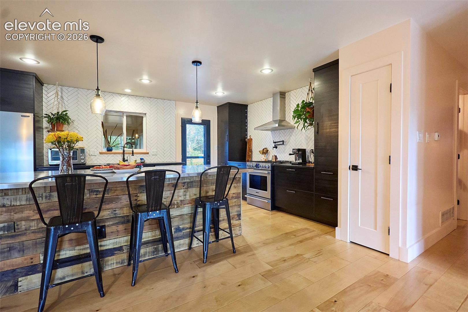 Listing photo 11 for 6827 Rosewood Drive