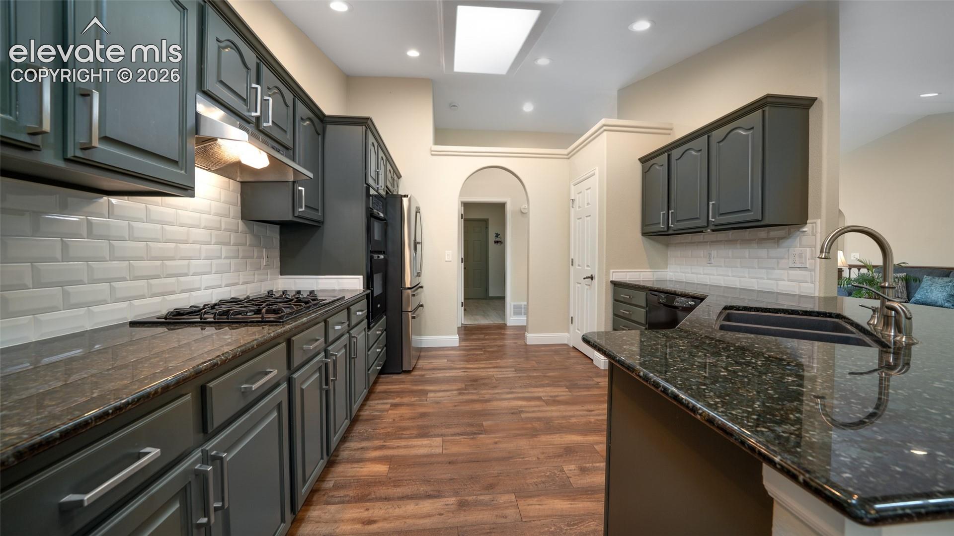 Listing photo 8 for 40 Wuthering Heights Drive