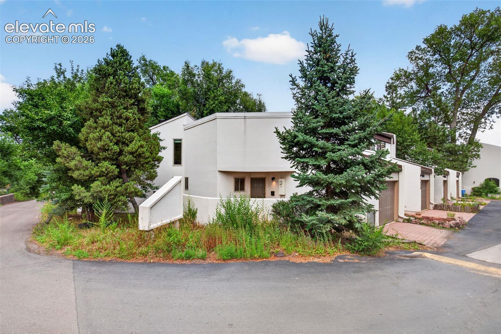 102 Creekside Lane