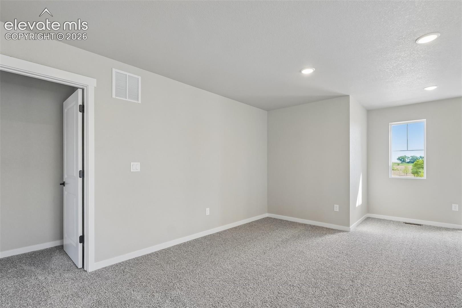 Listing photo 14 for 9696 Blaurock Drive