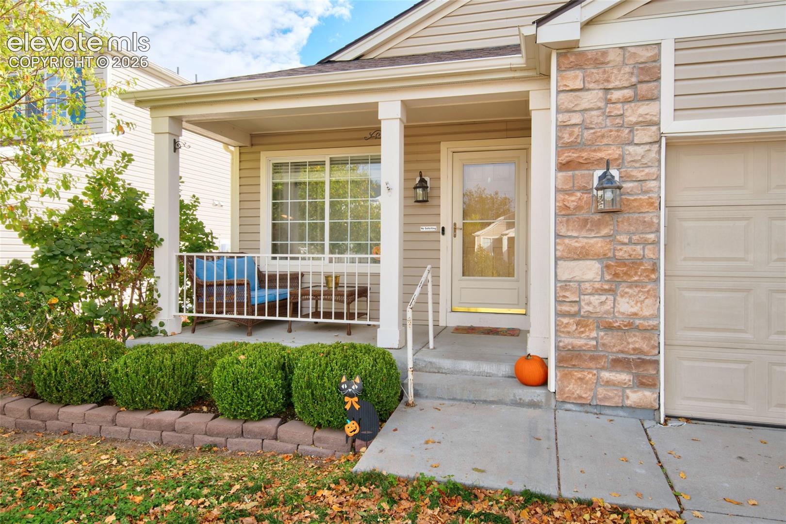 Listing photo 3 for 8451 Shadow Run Lane
