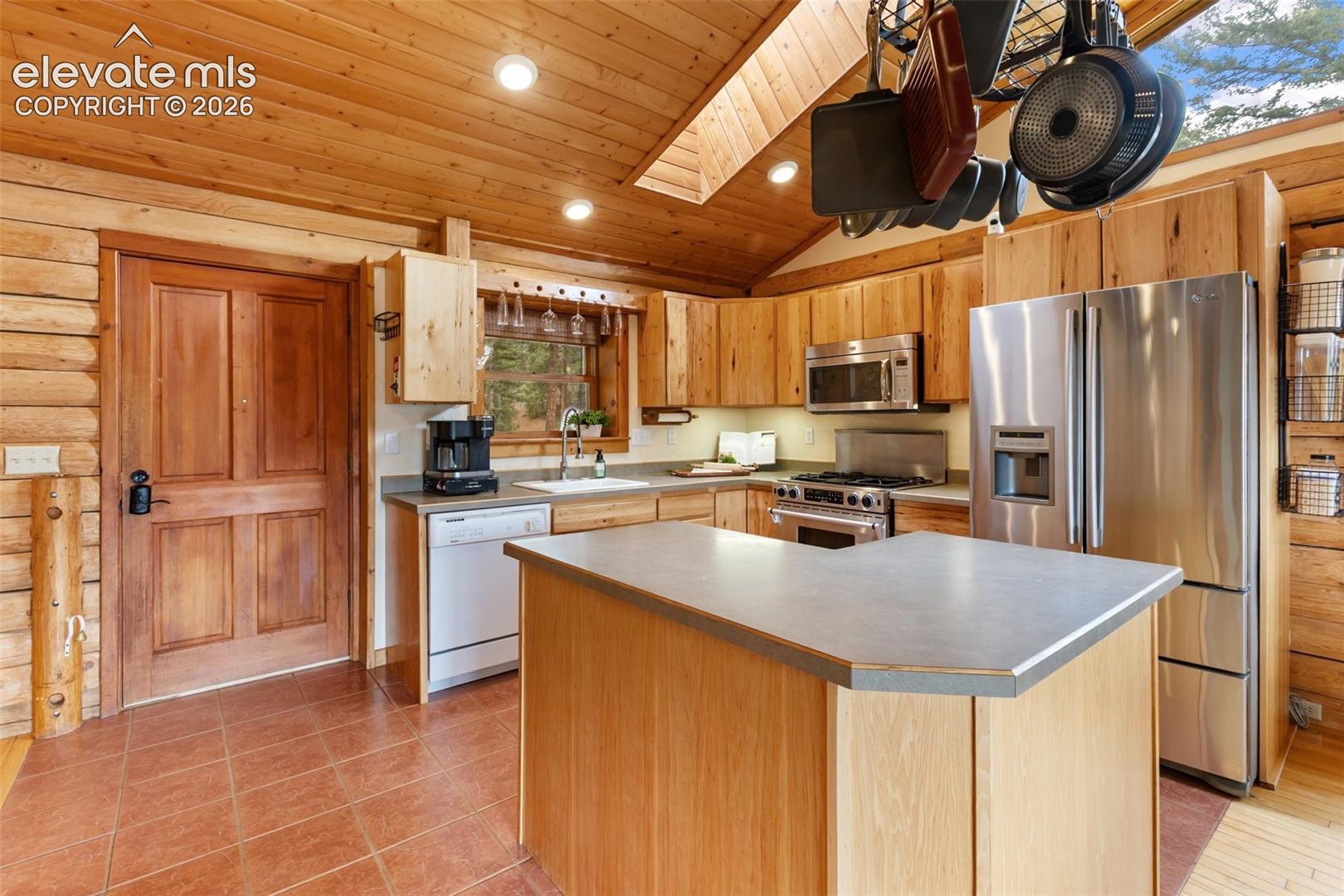 Listing photo 10 for 918 Douglas Fir Drive