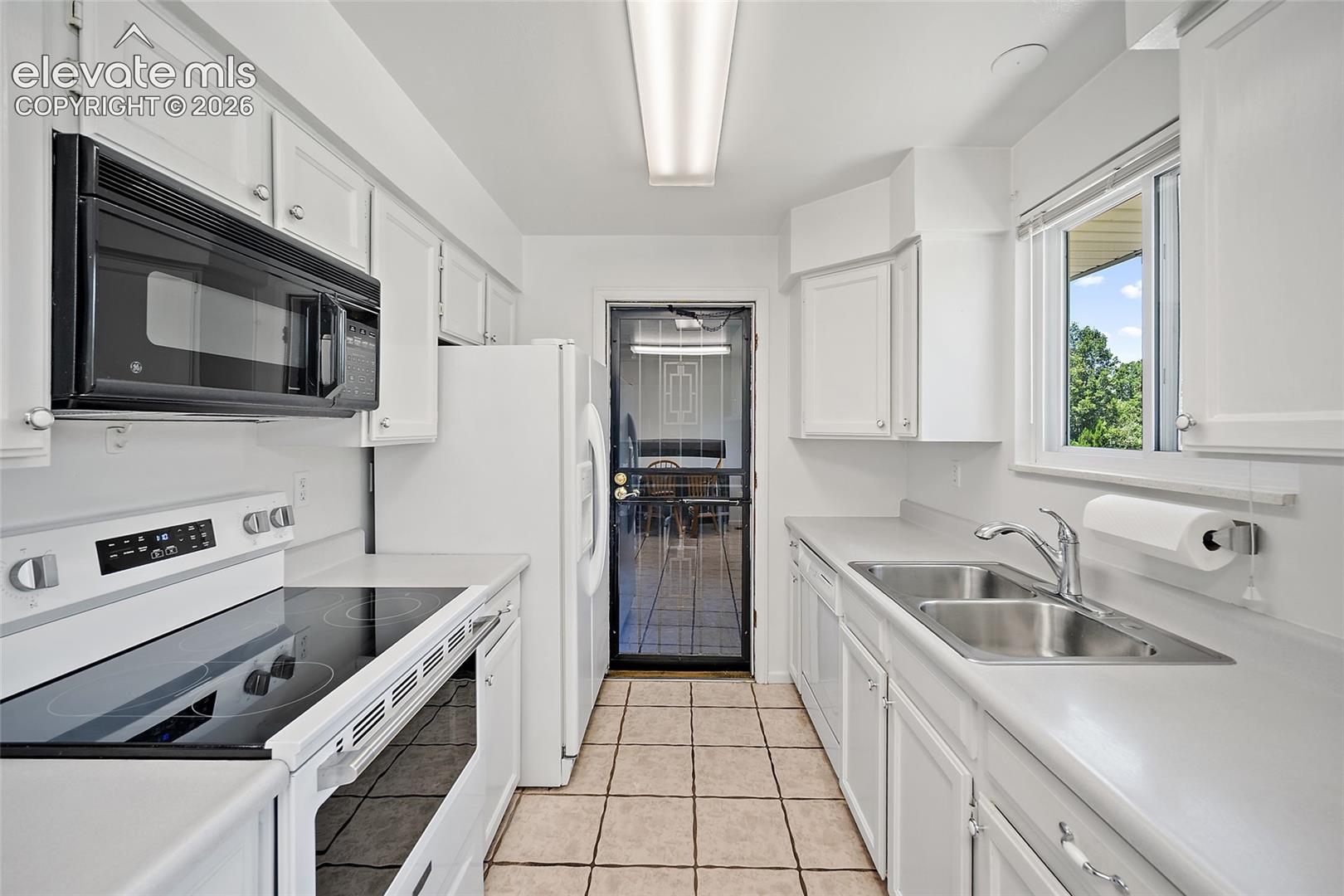 Listing photo 12 for 4695 W Stanford Avenue