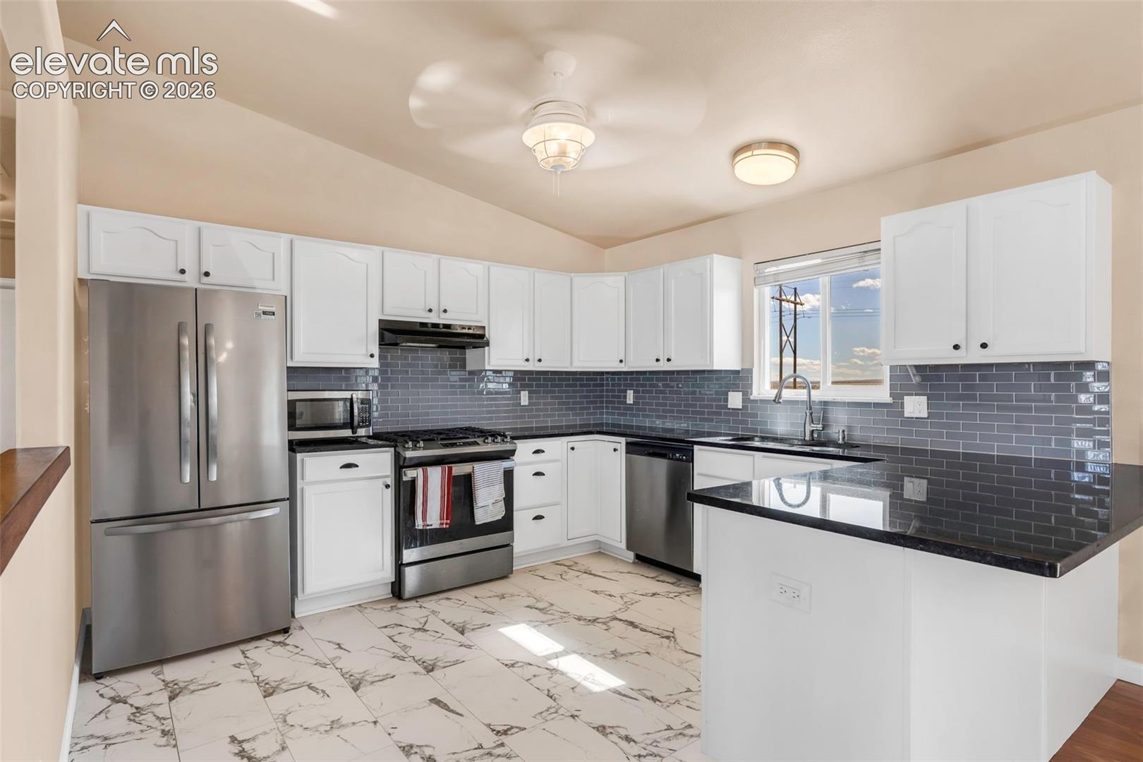 Listing photo 11 for 1172 W Bella Casa Drive