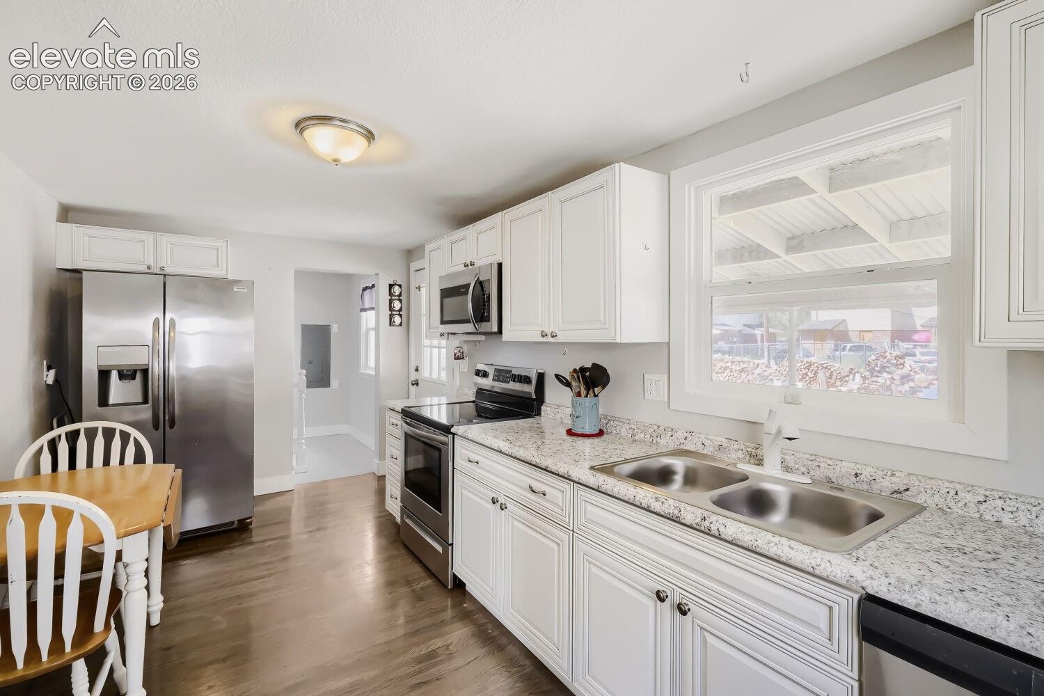 Listing photo 5 for 749 W Corona Avenue