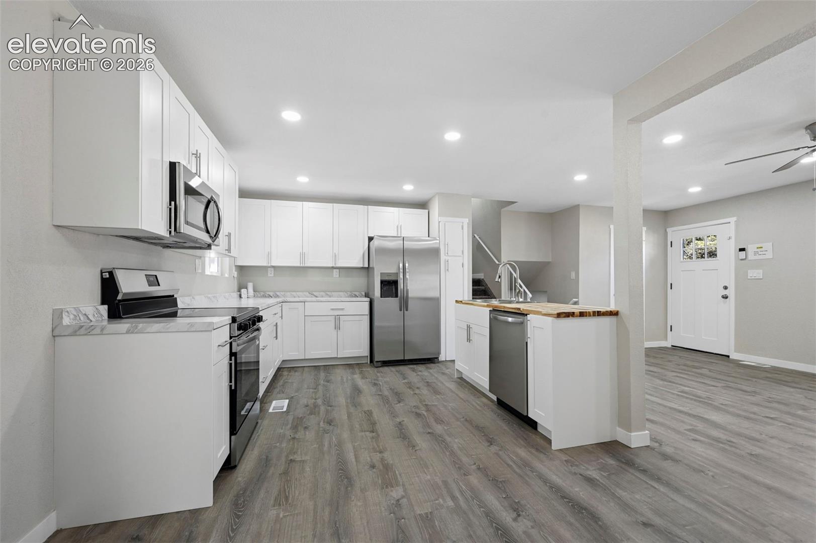 Listing photo 12 for 7313 Colonial Drive