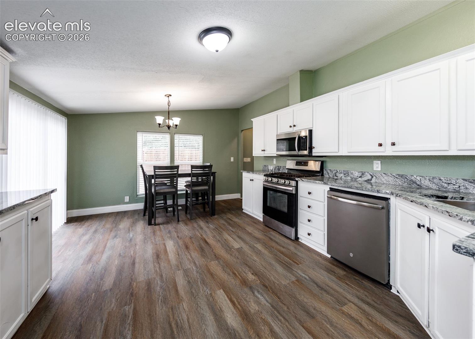Listing photo 10 for 861 Desert Circle