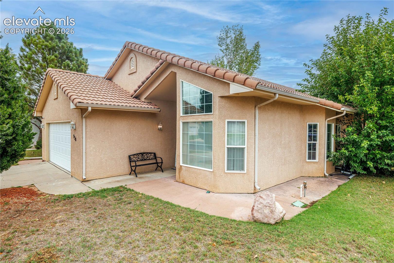 Listing photo 3 for 938 Cedarcrest Drive