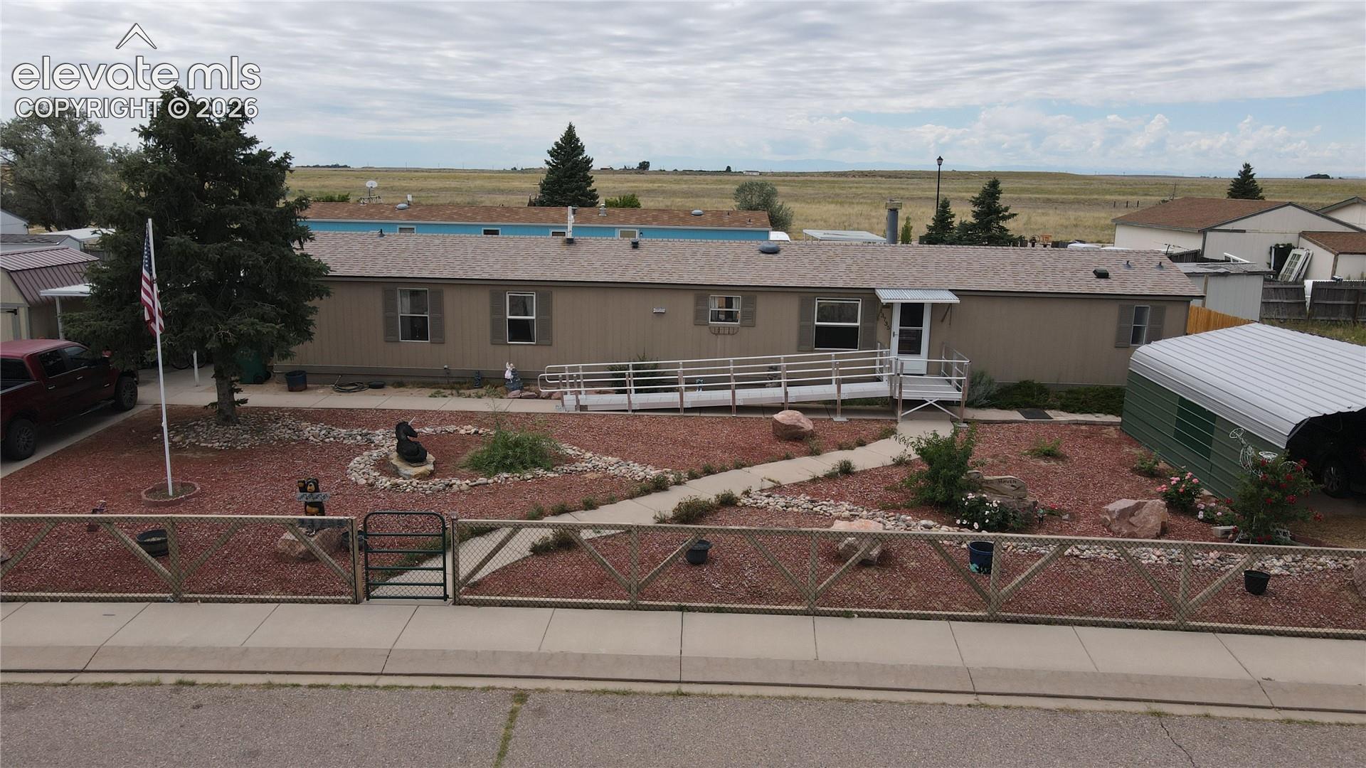 Listing photo 2 for 23735 Fleet Street