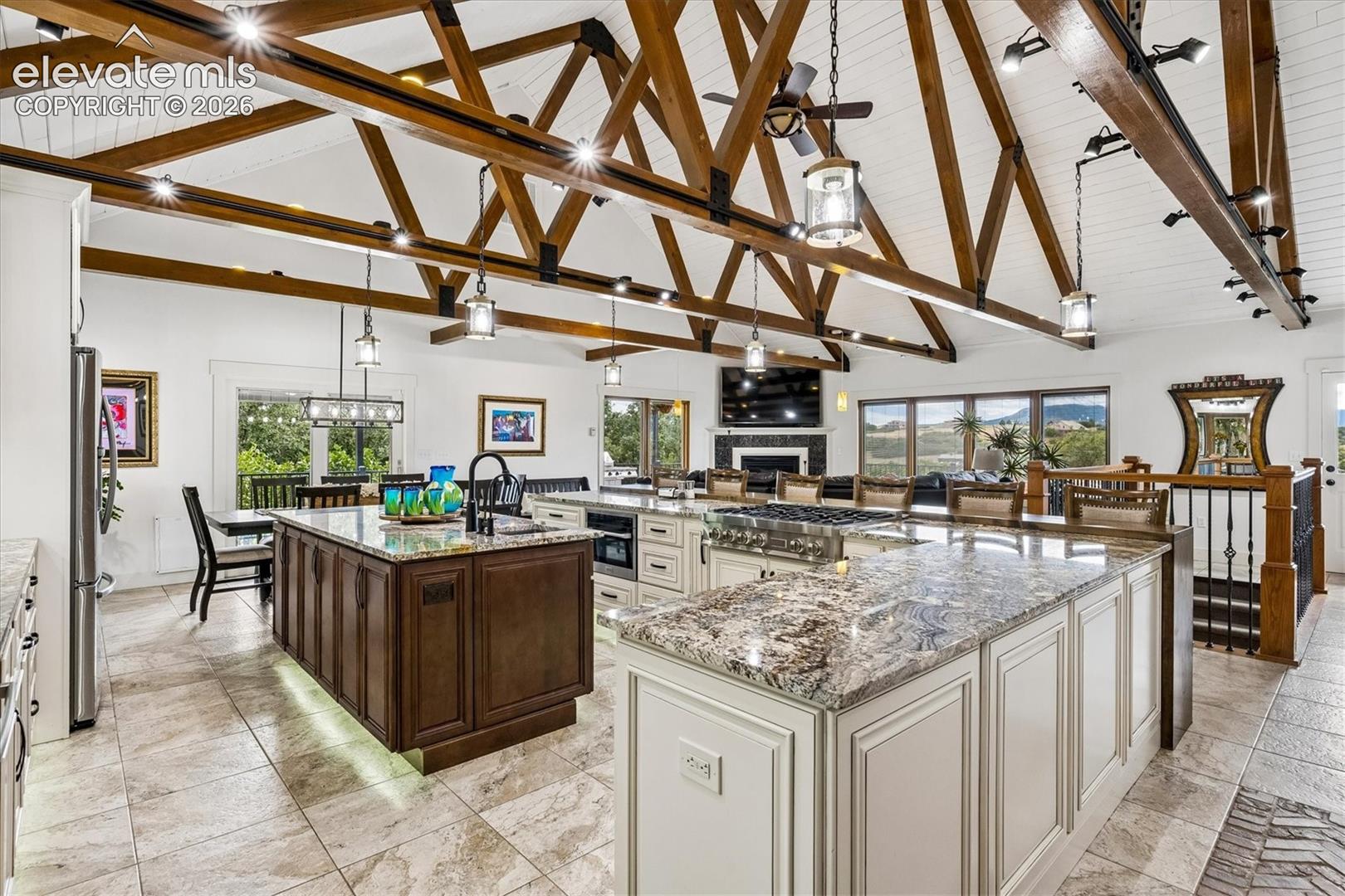Listing photo 3 for 2464 W Wolfensberger Road