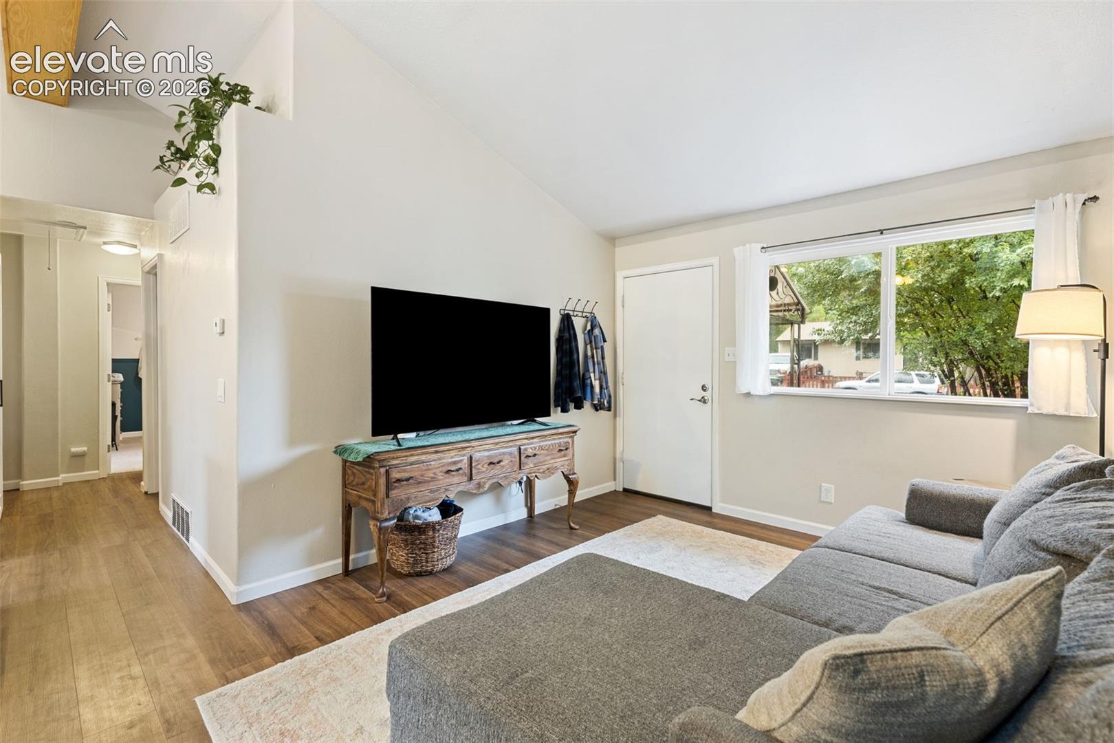 Listing photo 7 for 2110 Frontier Drive