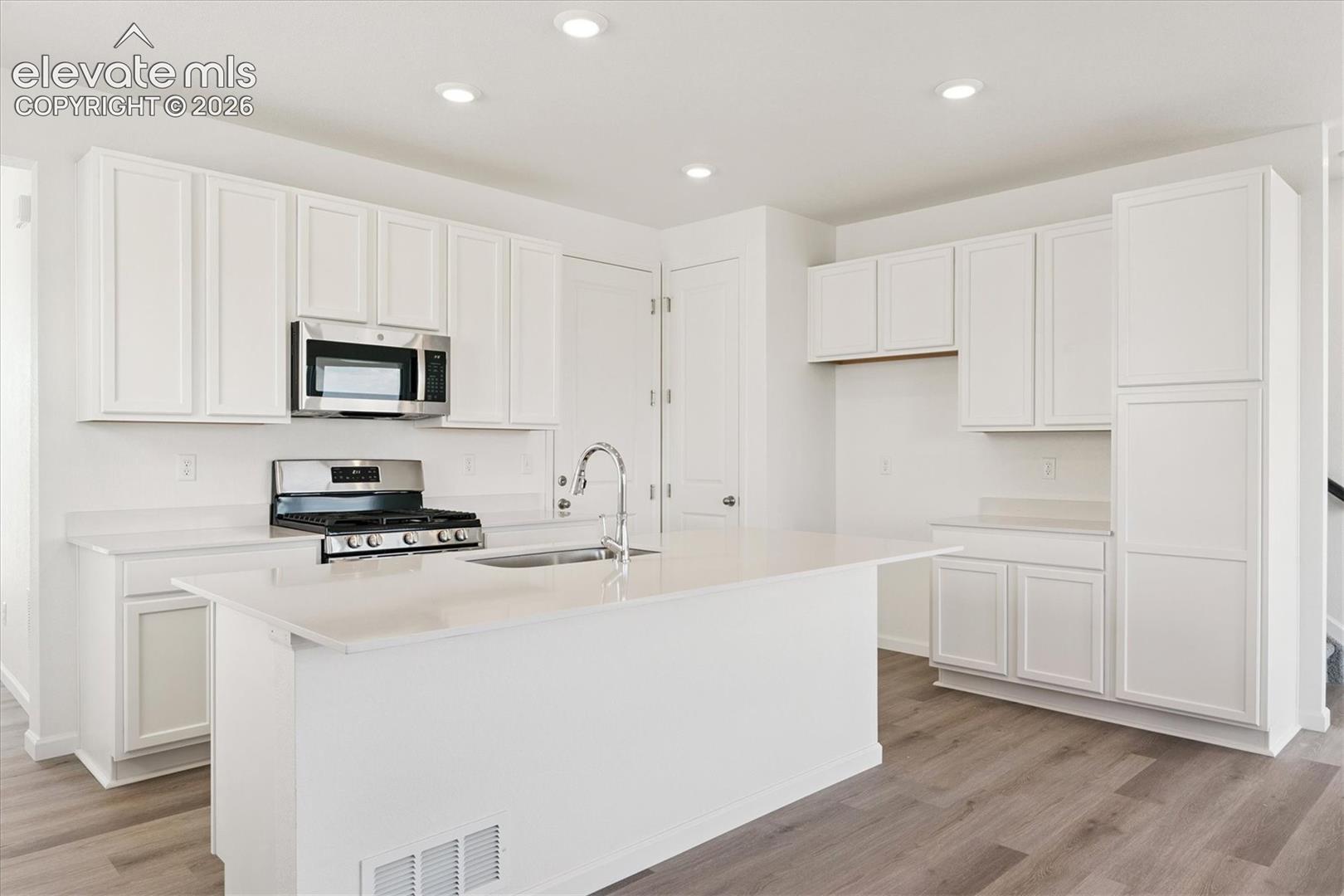 Listing photo 3 for 2513 Milano Way