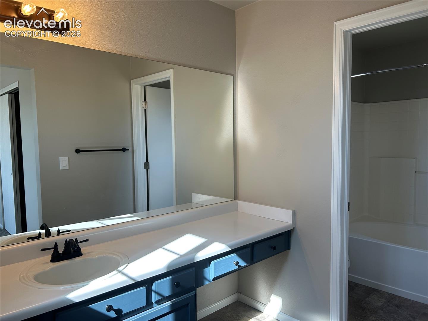 Listing photo 8 for 628 Prairie Star Circle