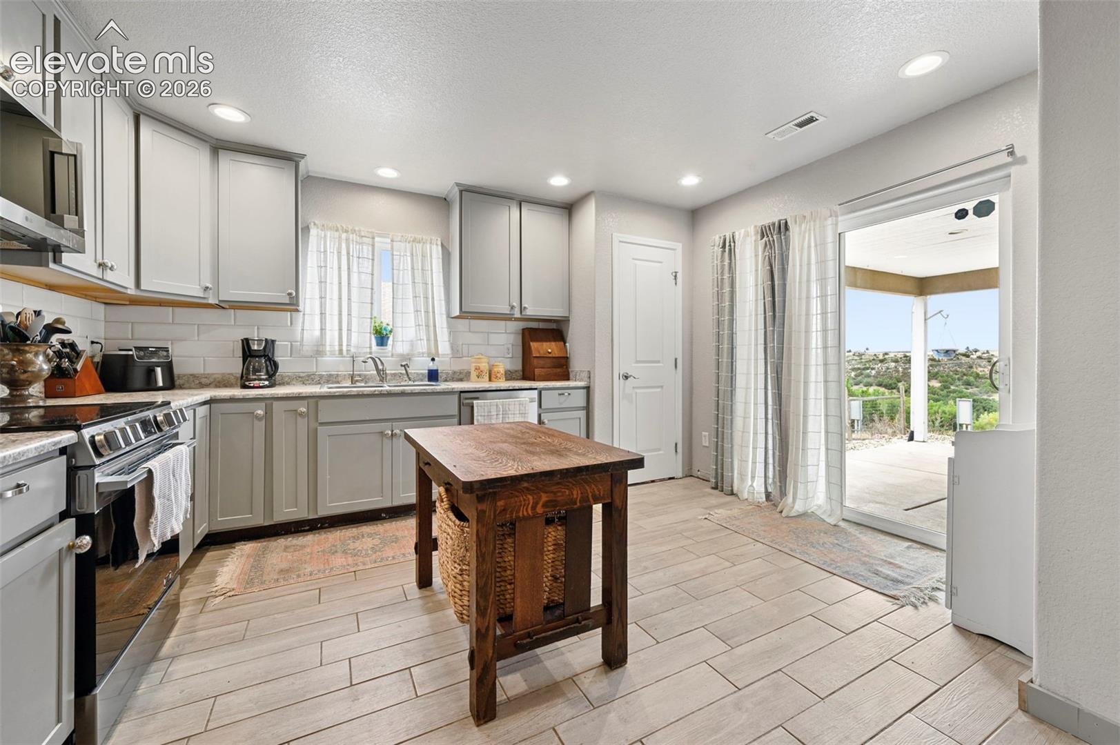 Listing photo 10 for 4966 Beckwith Drive
