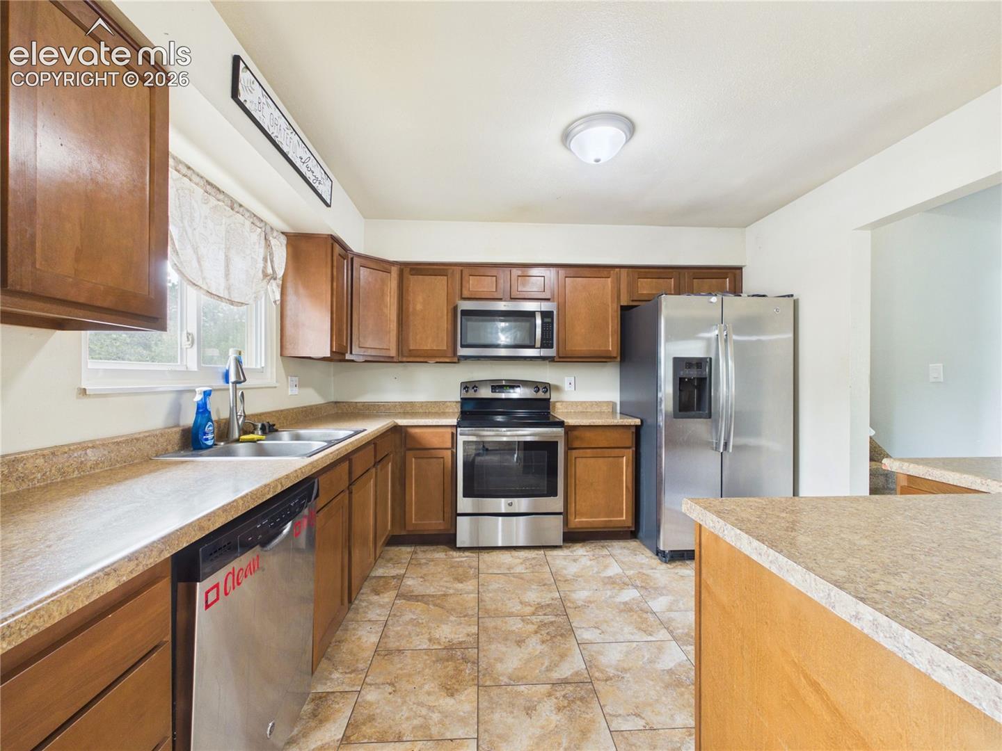Listing photo 9 for 1945 Mineola Street