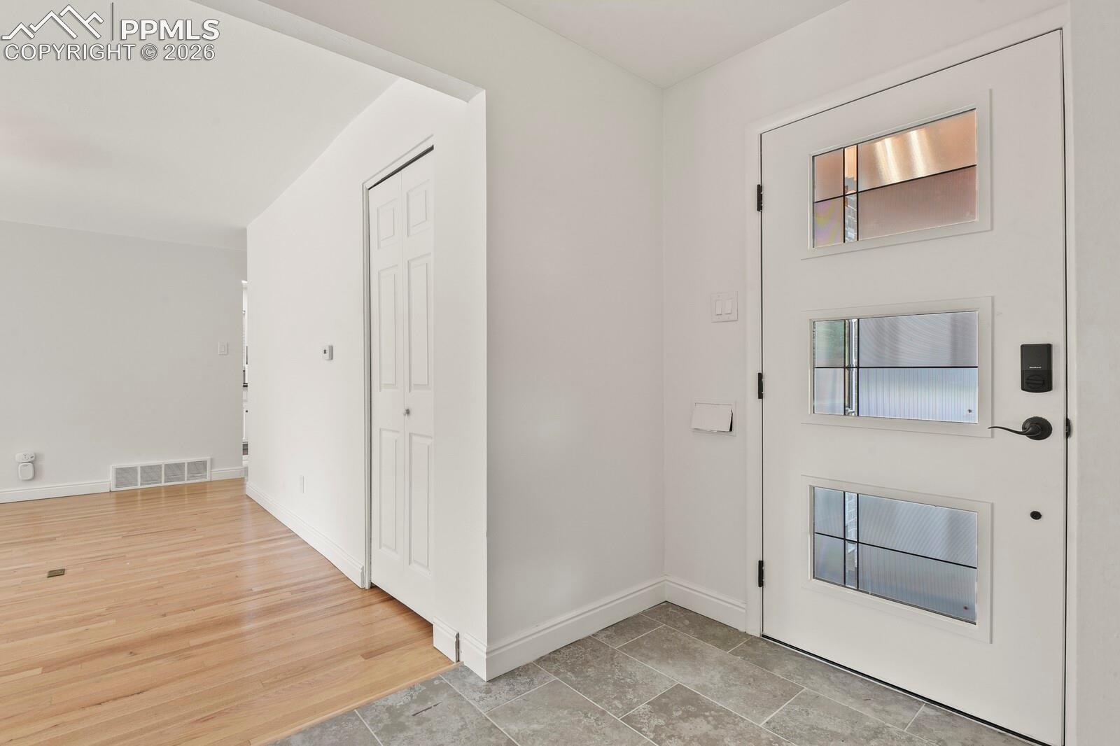 Listing photo 4 for 691 S Holly Street