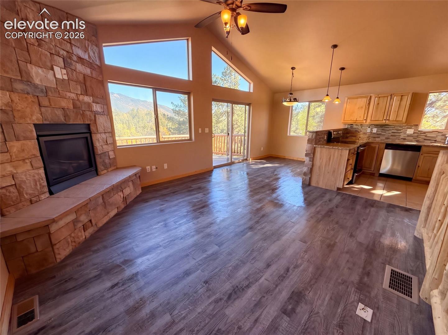 Listing photo 3 for 1920 Pikes Peak Drive
