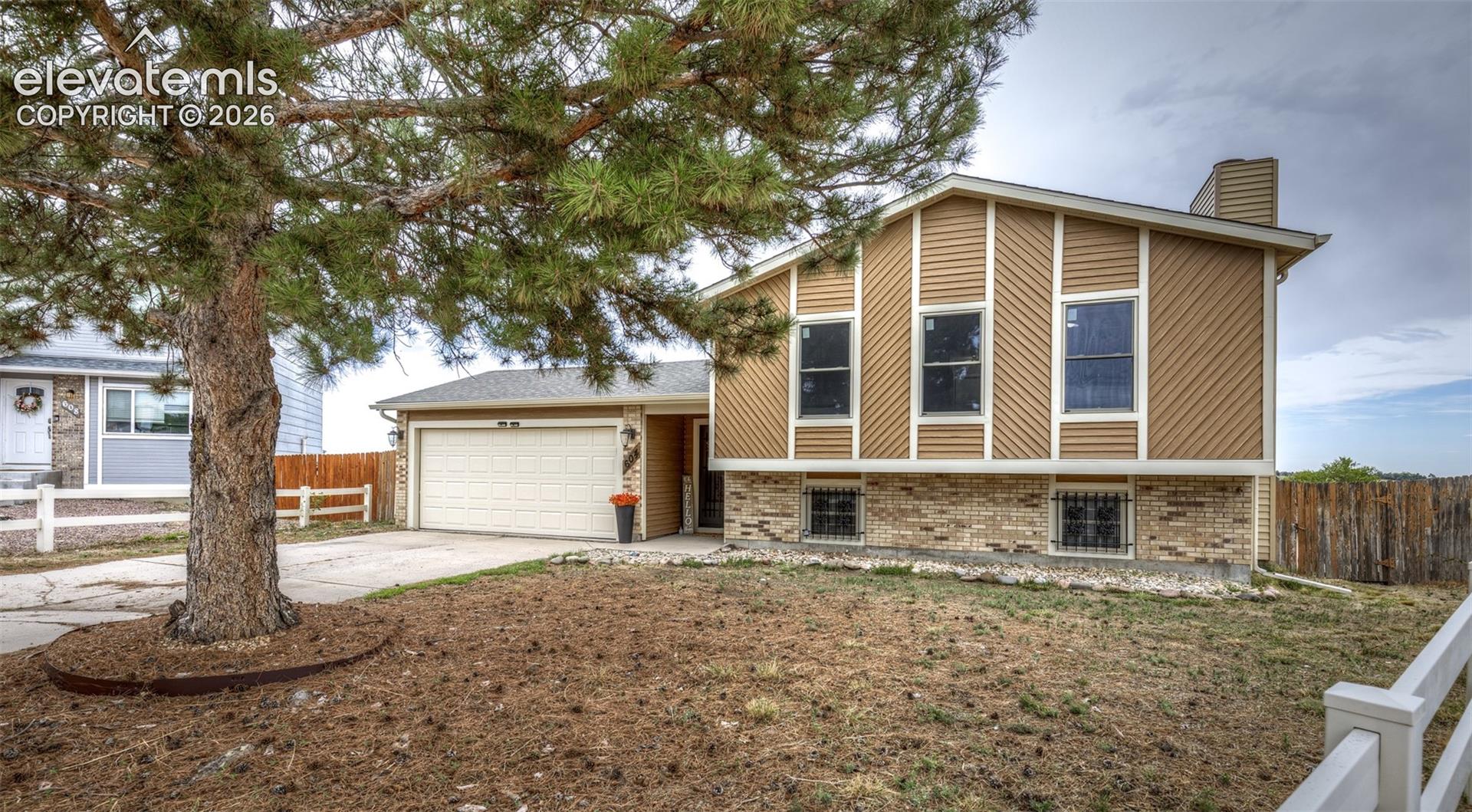 Listing photo 2 for 604 Fountain Mesa Road