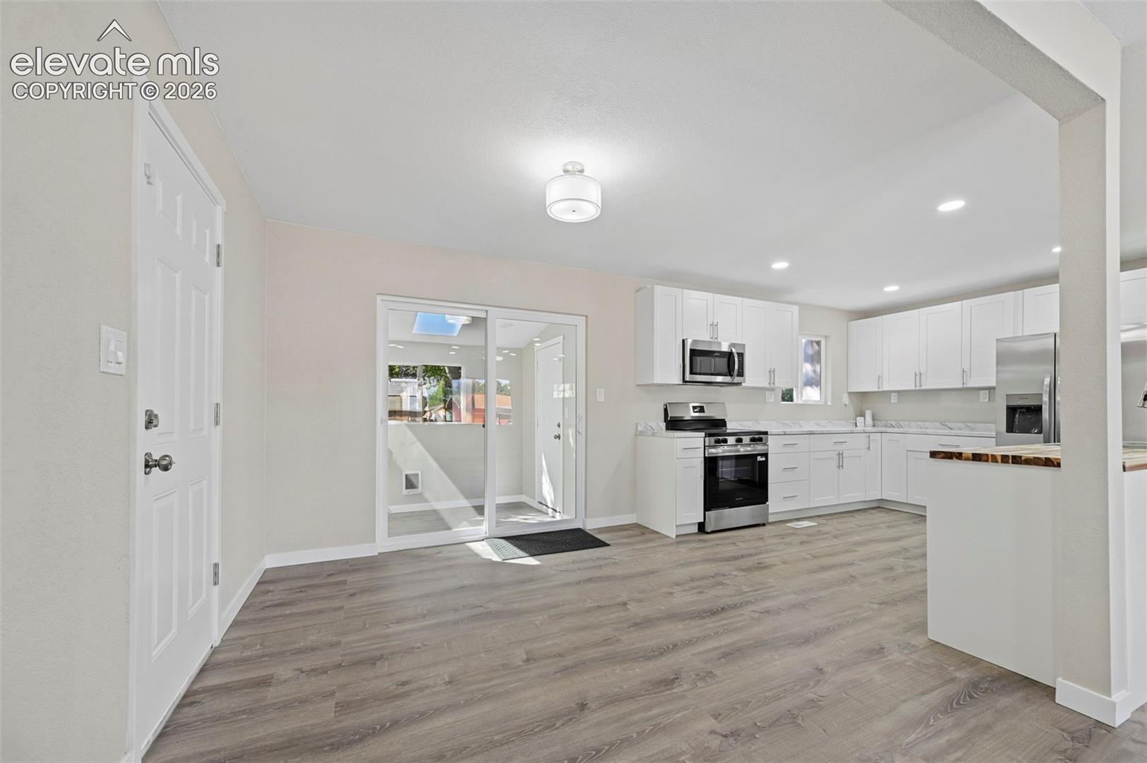 Listing photo 5 for 7313 Colonial Drive