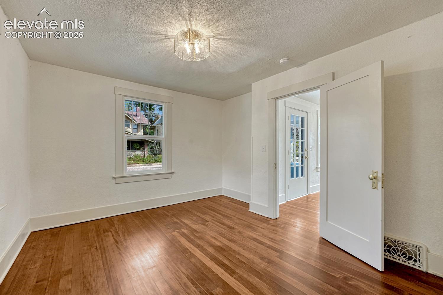 Listing photo 32 for 209 E Washington Street