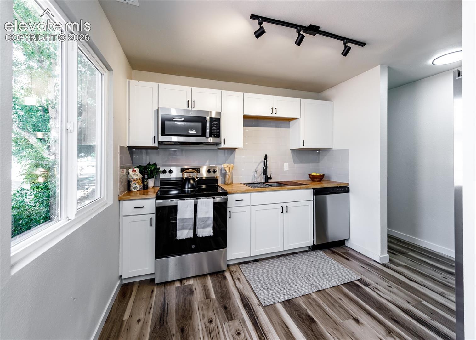 Listing photo 8 for 2906 Winnipeg Street