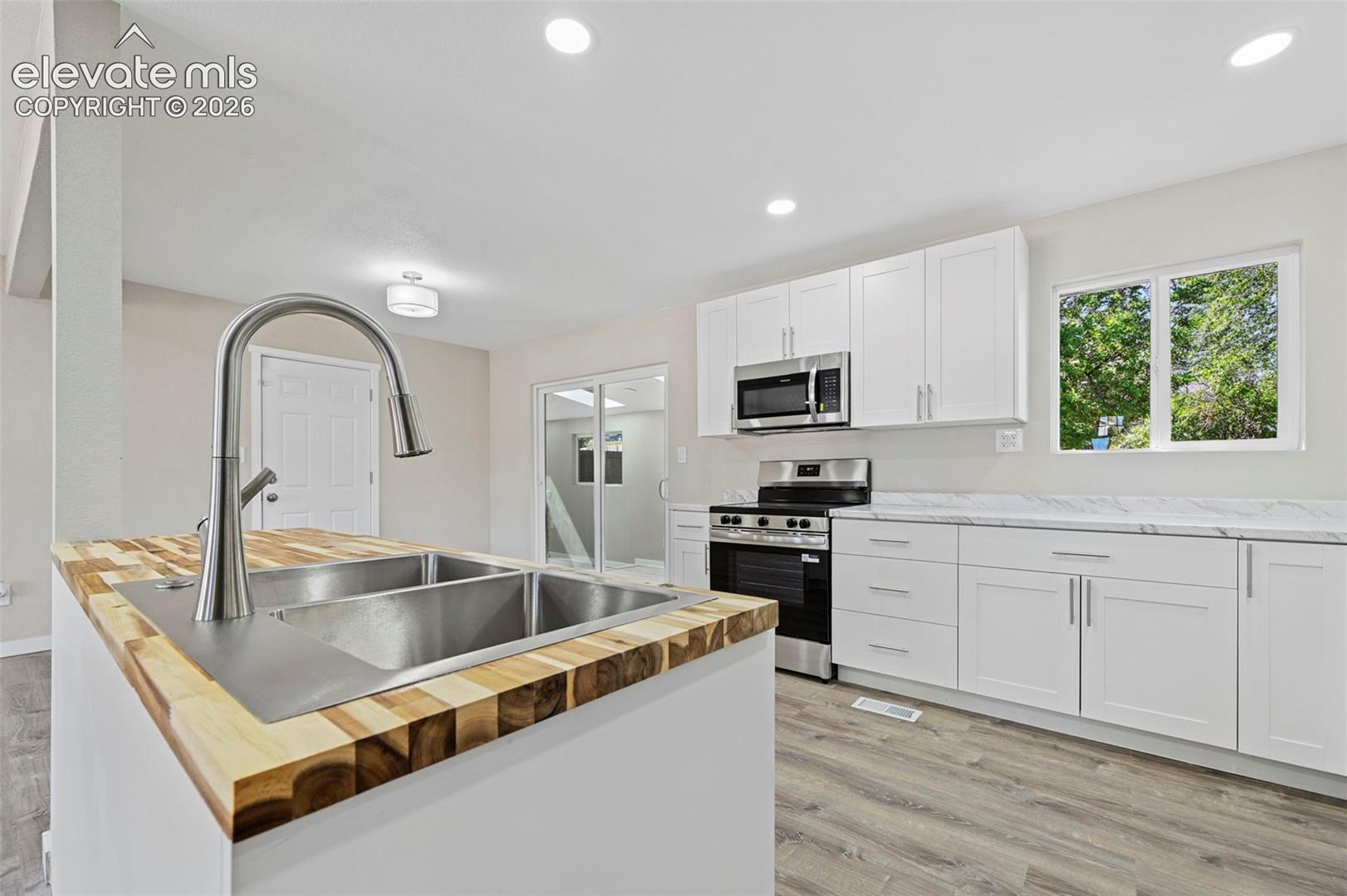 Listing photo 9 for 7313 Colonial Drive