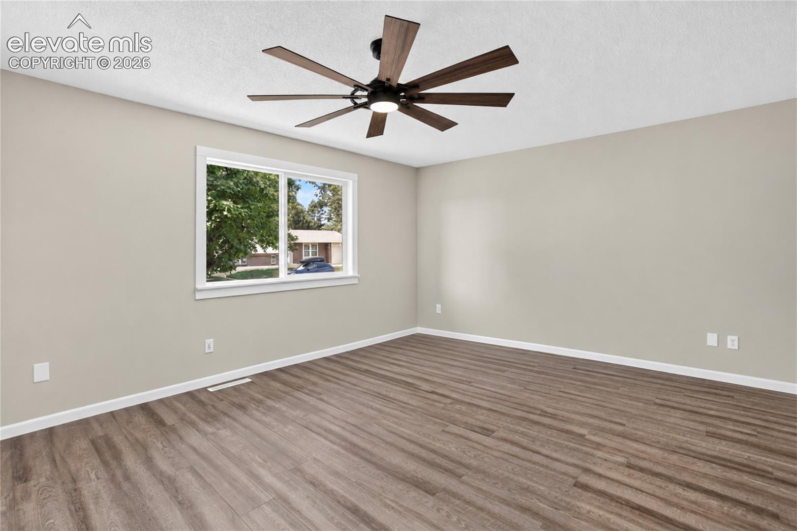 Listing photo 5 for 4619 Sprucewood Drive
