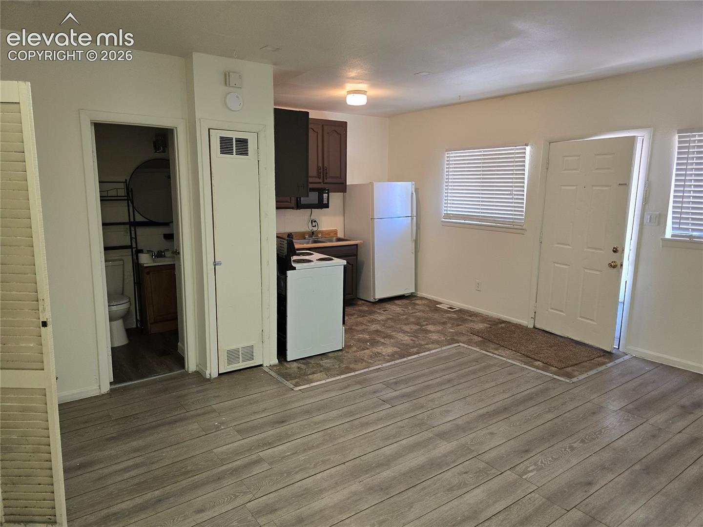 Listing photo 7 for 221 E Iowa Avenue