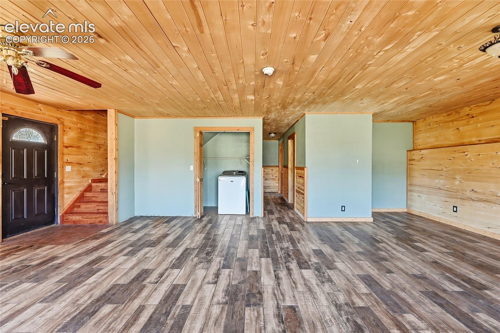 Listing photo 5 for 927 Stonehenge Drive
