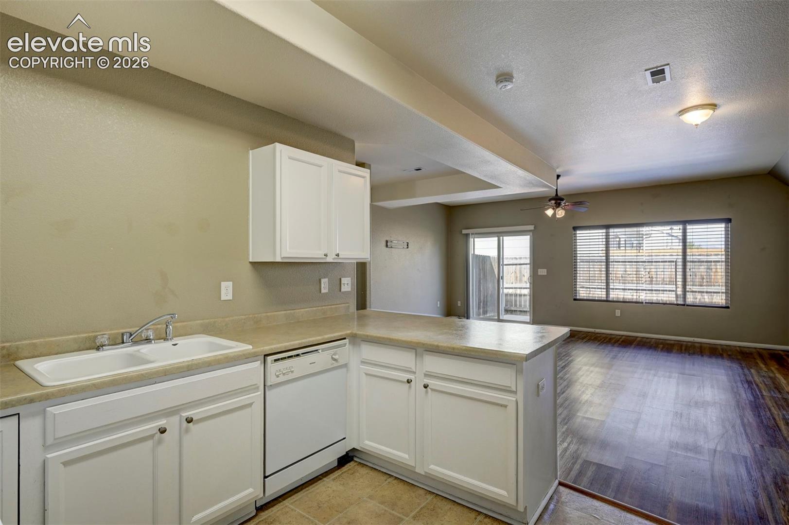 Listing photo 9 for 863 Red Thistle View
