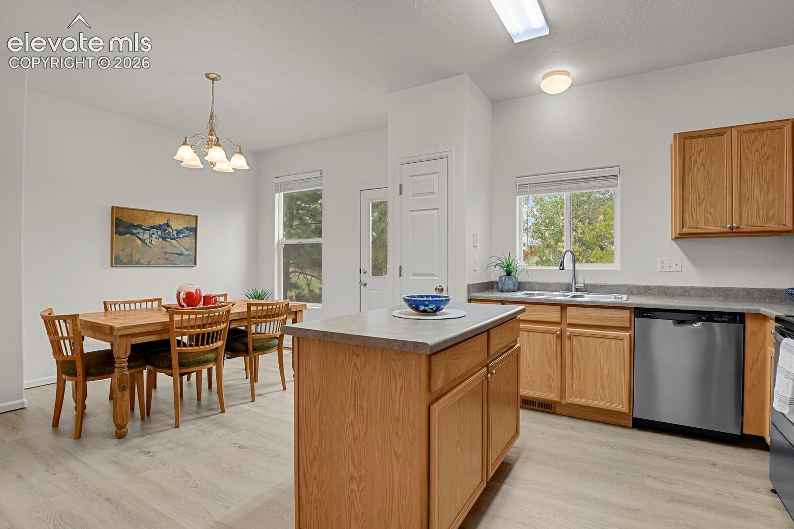 Listing photo 4 for 7770 Sandy Springs Point