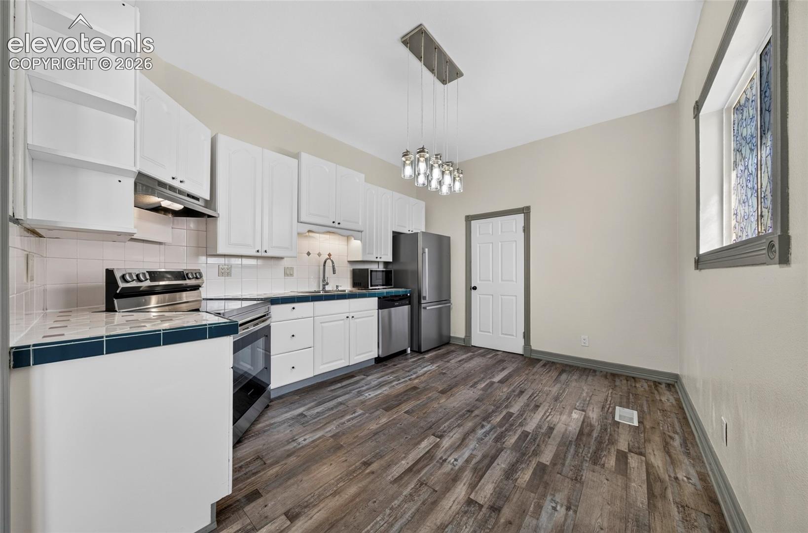 Listing photo 7 for 121 W Missouri Avenue