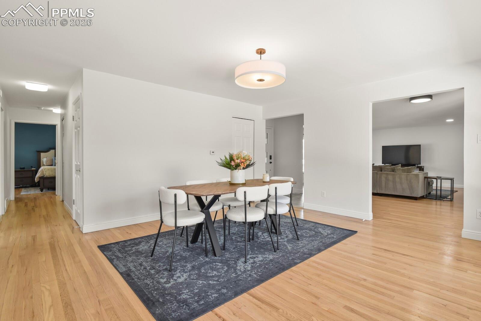 Listing photo 5 for 691 S Holly Street