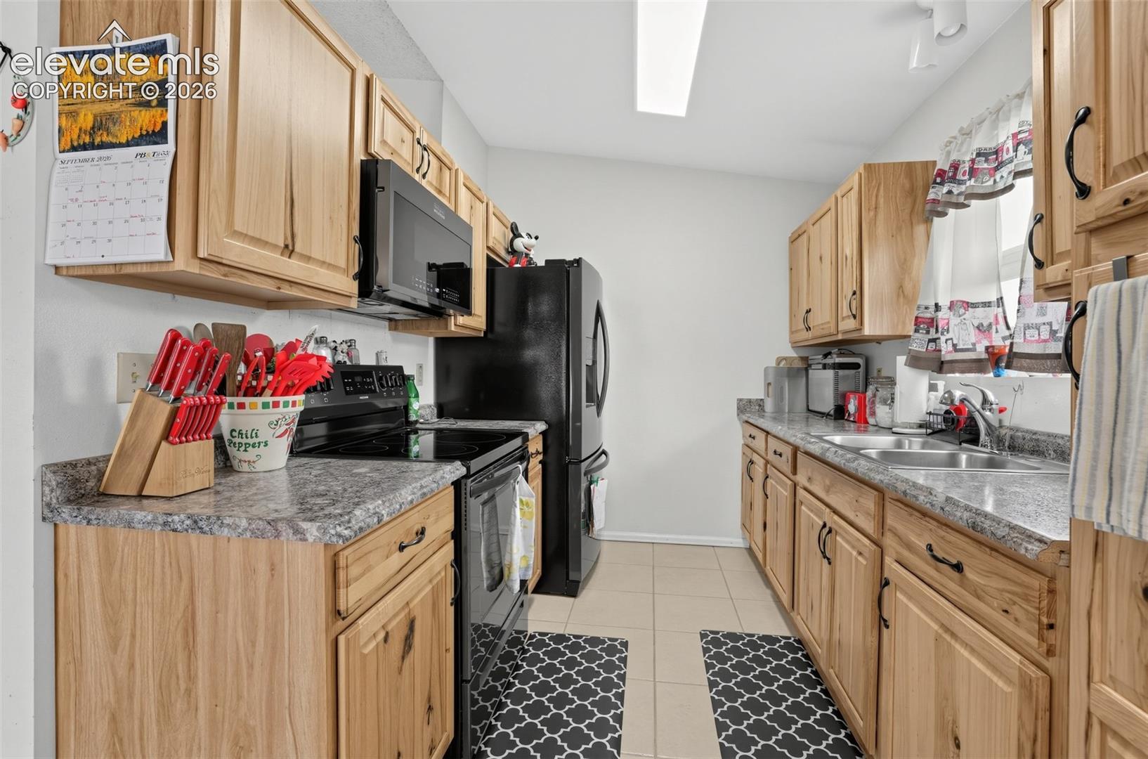 Listing photo 6 for 4565 Howland Street