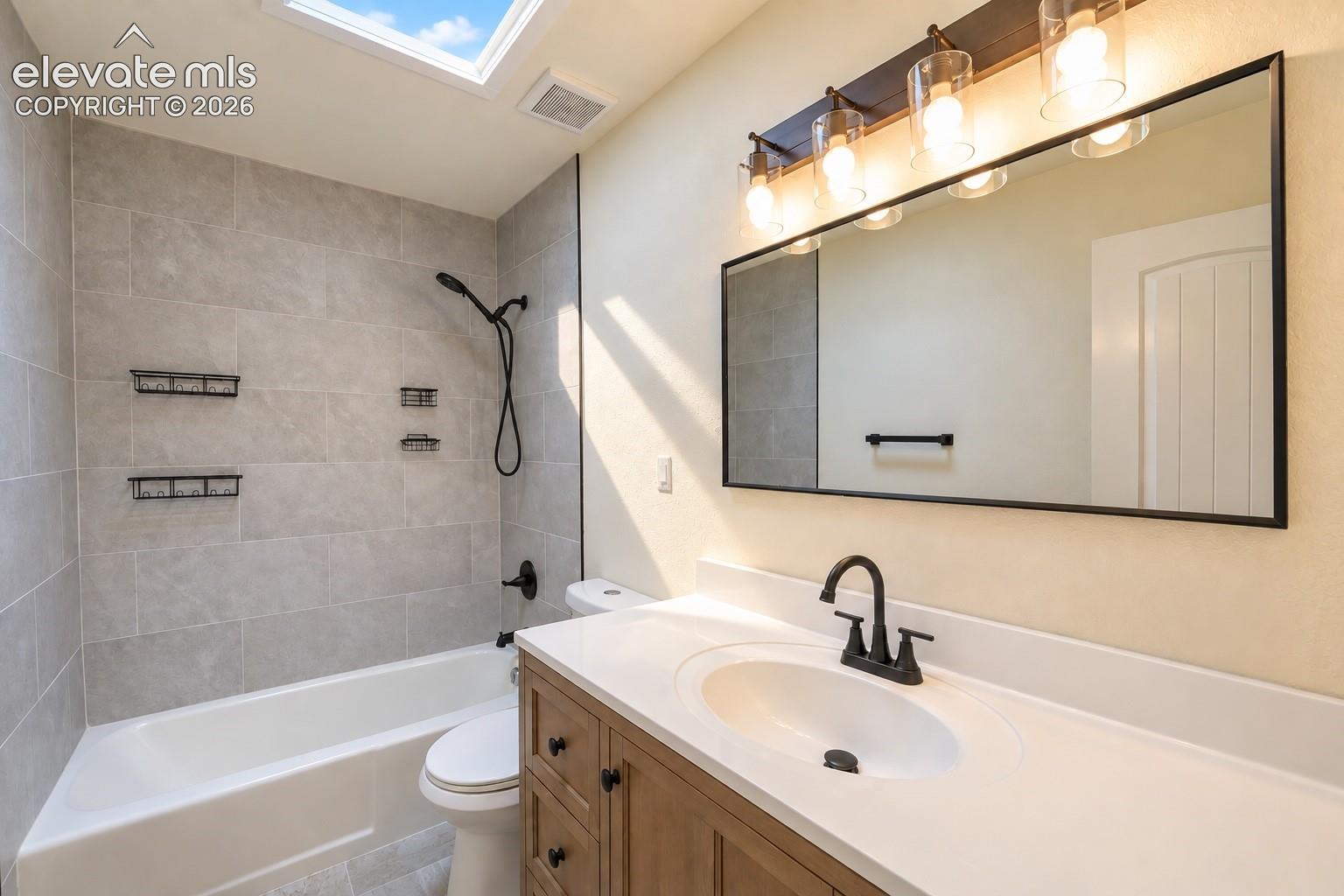 Listing photo 9 for 4020 Manzana Court