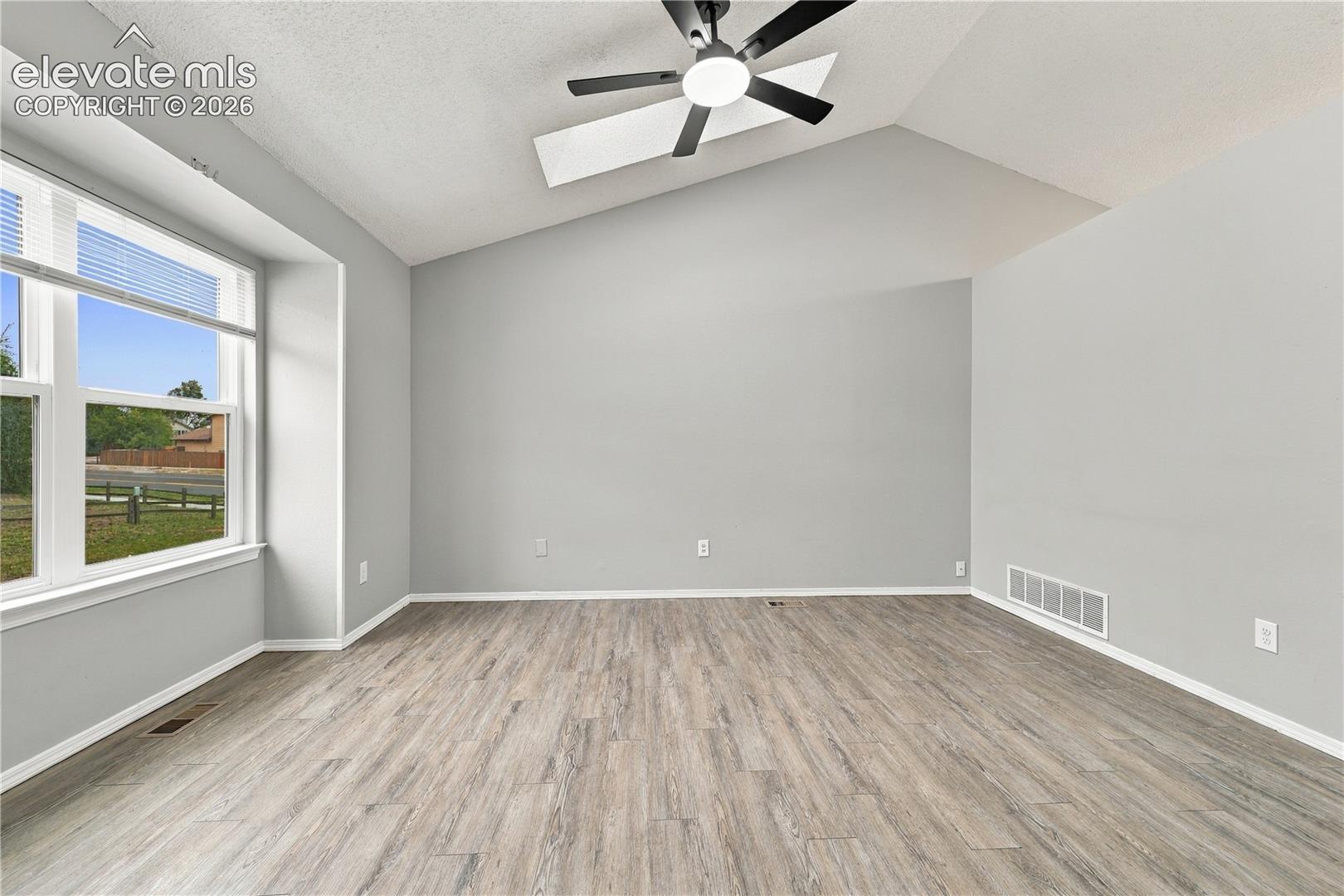 Listing photo 4 for 310 Briggs Place