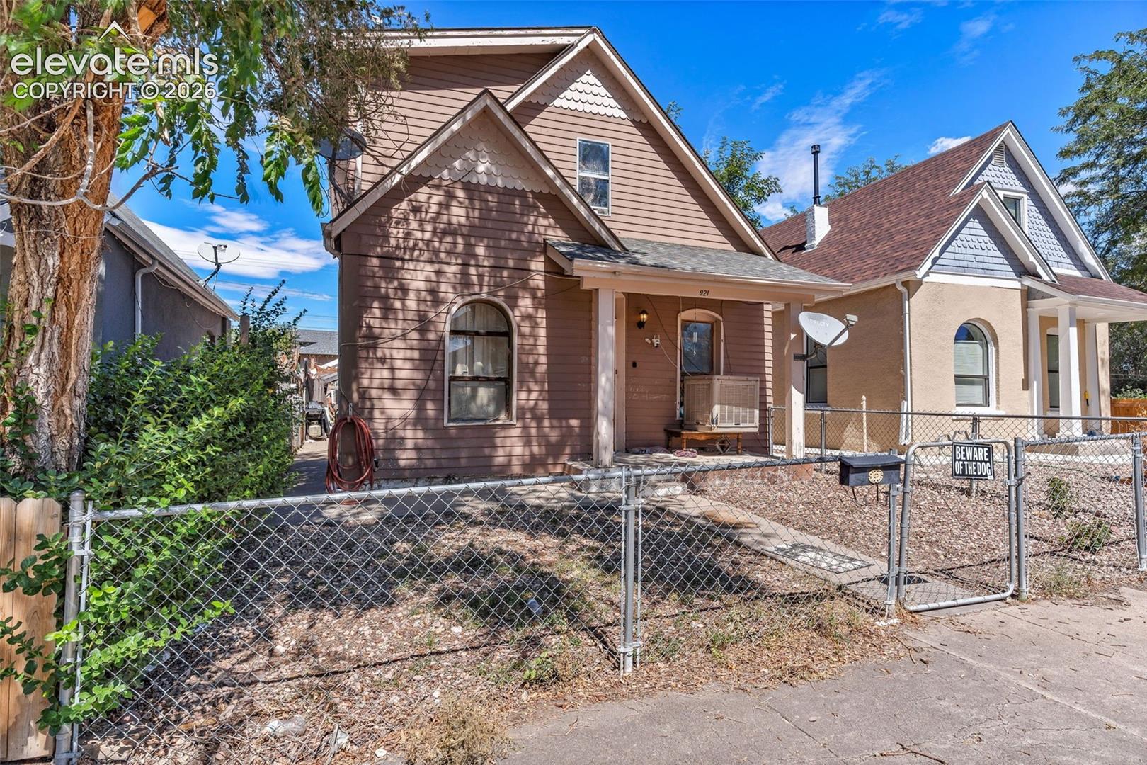 Listing photo 2 for 921 E 7th Street