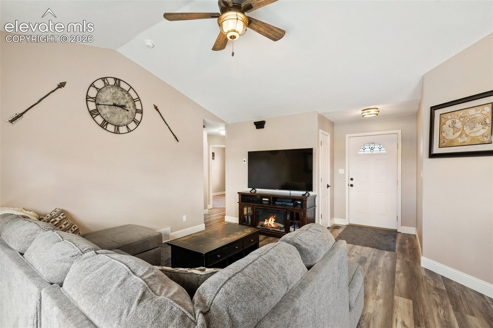 Listing photo 4 for 541 S El Charro Drive