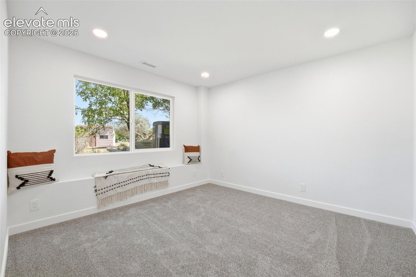 Listing photo 21 for 1361 S Tonalea Drive