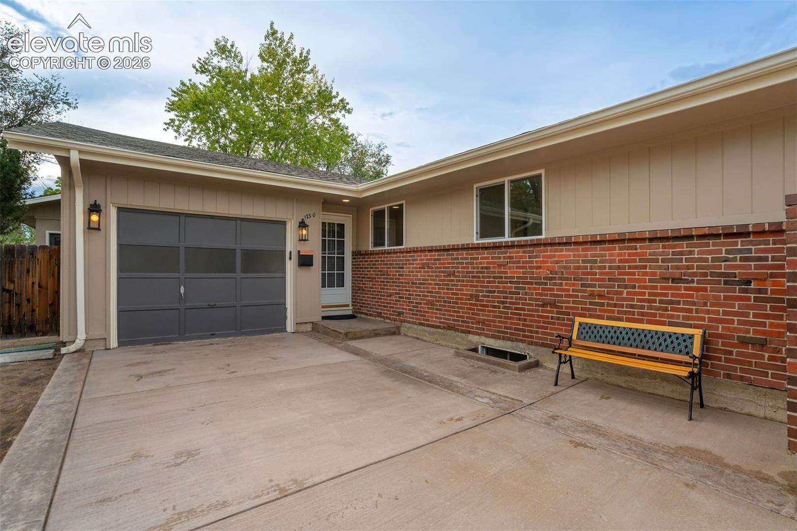 Listing photo 2 for 1730 Auburn Drive