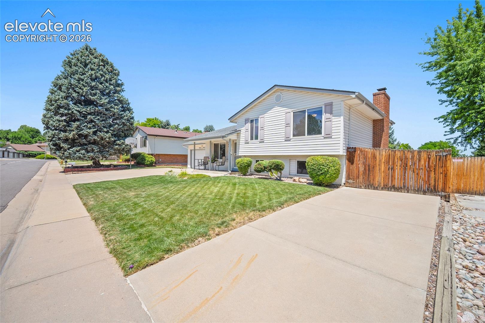 Listing photo 3 for 4695 W Stanford Avenue