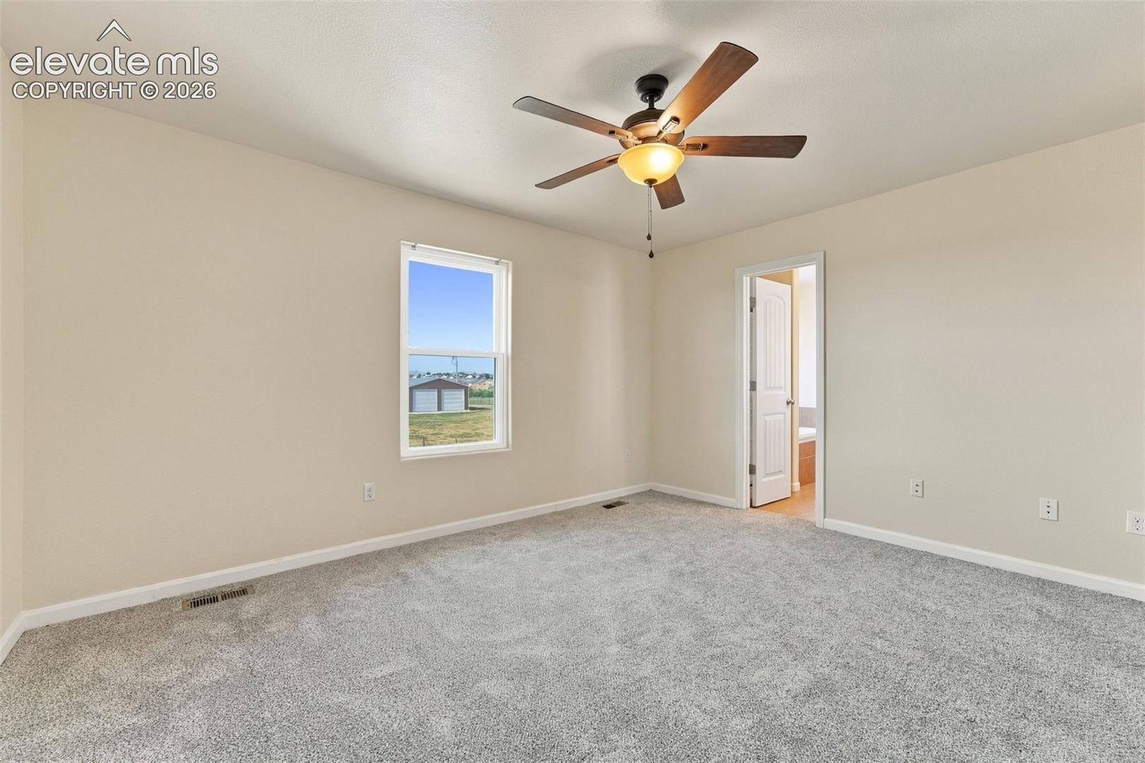 Listing photo 12 for 1385 N Challenger Drive